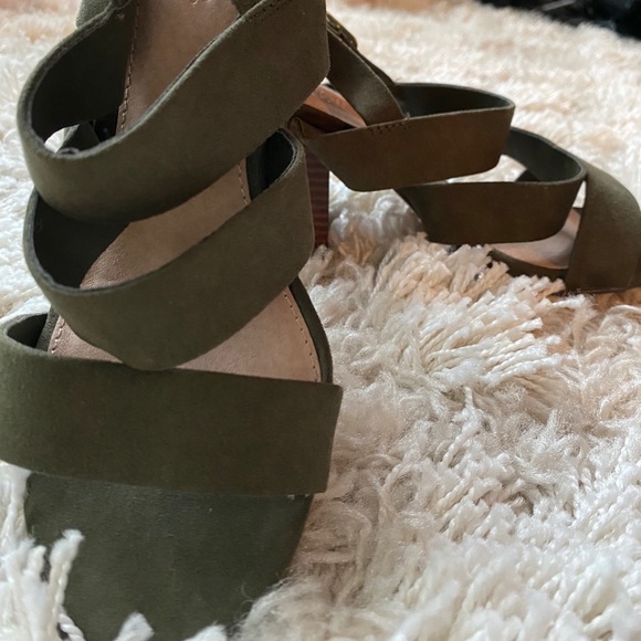 NWOT- Forest Green Block Heeled Heels - Picture 2 of 4